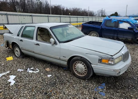 2000 Lincoln Town Car Executive z USA, uszkodzony, nr VIN 1L1FM81W9YY804792